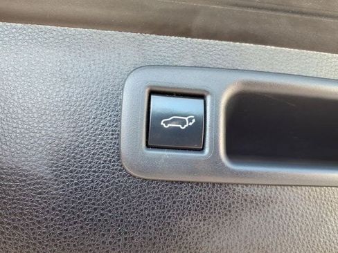 Used 2021 Toyota Highlander XLE AWD/4WD image 14