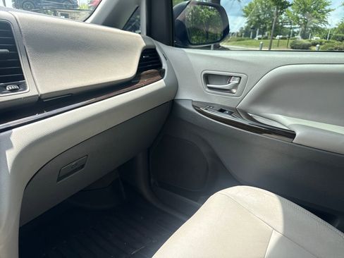 Used 2020 Toyota Sienna XLE FWD image 17