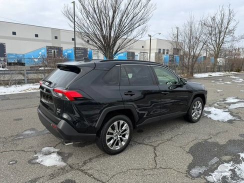Used 2019 Toyota RAV4 XLE Premium image 10