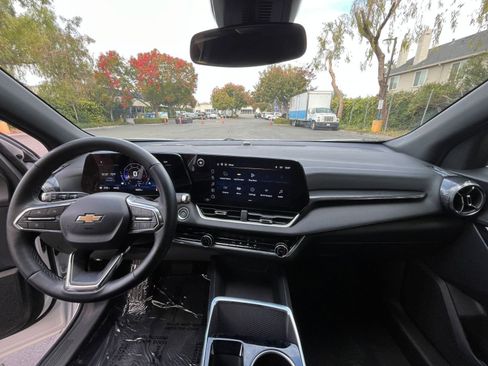 Used 2025 Chevrolet Equinox LT image 32