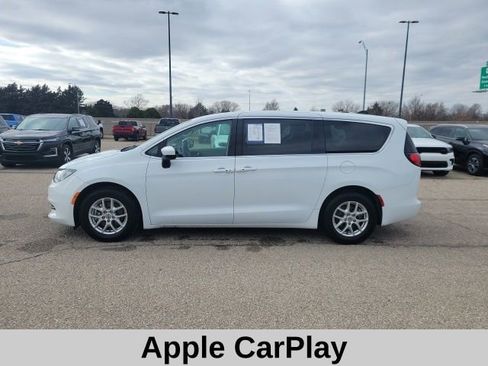 Used 2023 Chrysler Voyager LX image 3