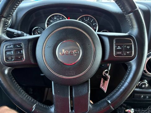 Used 2016 Jeep Wrangler Unlimited Sahara w/ Connectivity Group AWD/4WD image 17