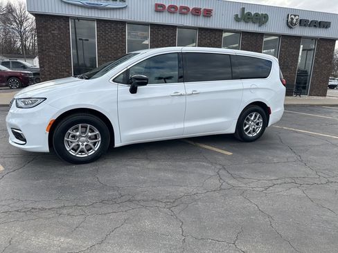 New 2026 Chrysler Pacifica Select image 1