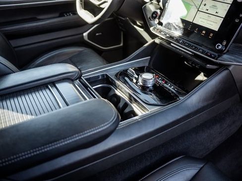 Used 2024 Jeep Wagoneer L Series II w/ Flexible Seating Group image 22