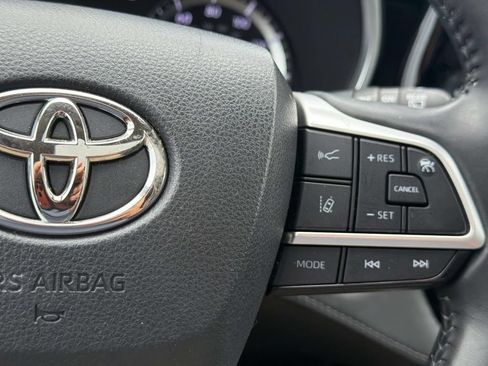 Used 2022 Toyota Highlander XLE FWD image 13