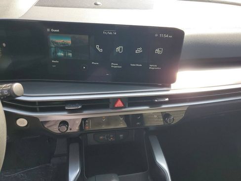Used 2025 Kia Sorento LX FWD image 14