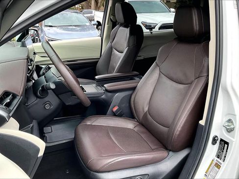 Certified 2024 Toyota Sienna Platinum image 8