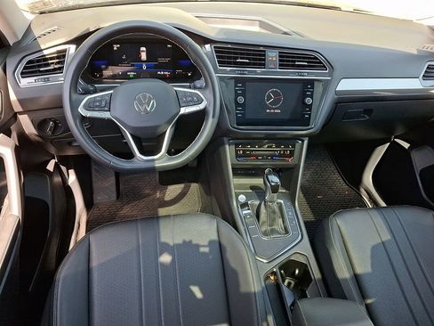 Certified 2023 Volkswagen Tiguan SE FWD image 11