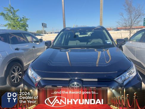 Used 2021 Toyota RAV4 XLE image 1