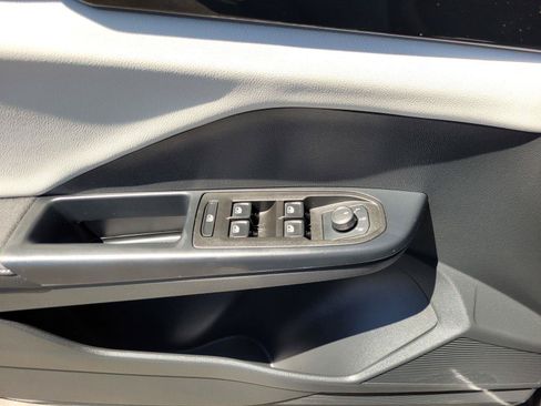 Certified 2025 Volkswagen Taos S FWD image 22