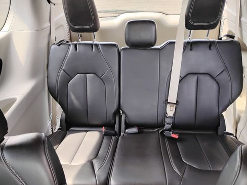 Used 2023 Chrysler Pacifica Touring-L FWD image 11