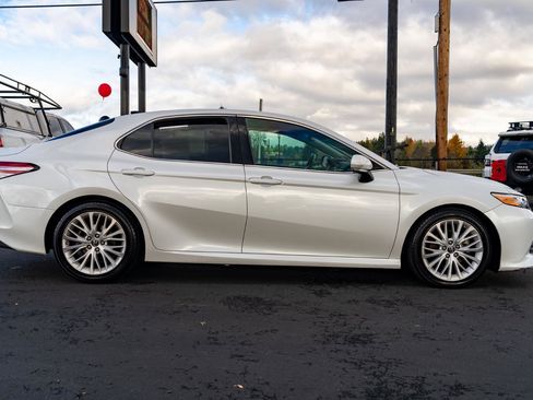 Used 2018 Toyota Camry XLE image 8