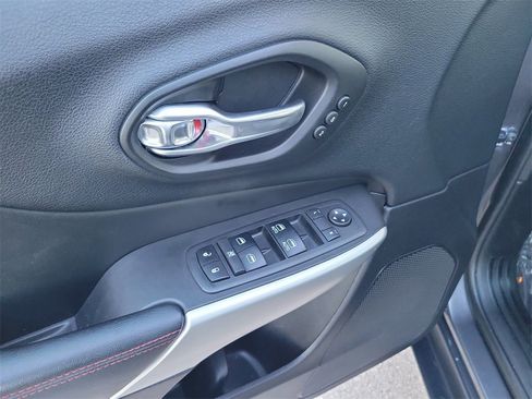 Used 2018 Jeep Cherokee Trailhawk image 17