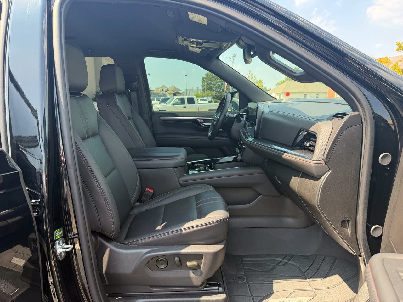 Used 2025 Chevrolet Suburban RST w/ Comfort Package RWD image 7
