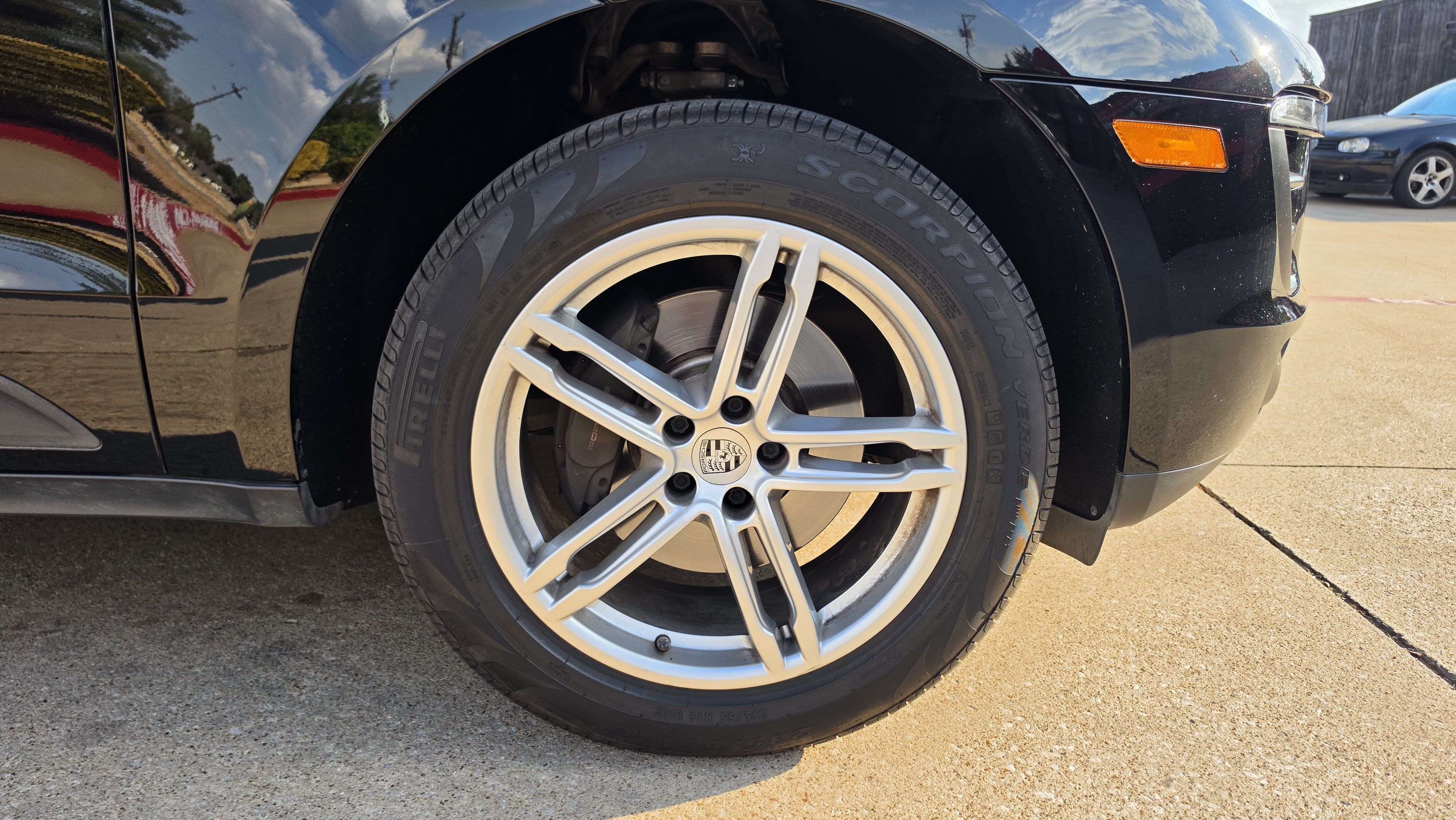 Used 2018 Porsche Macan AWD/4WD image 16