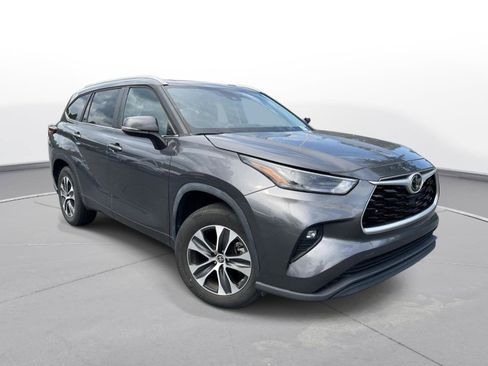 Used 2023 Toyota Highlander XLE FWD image 4