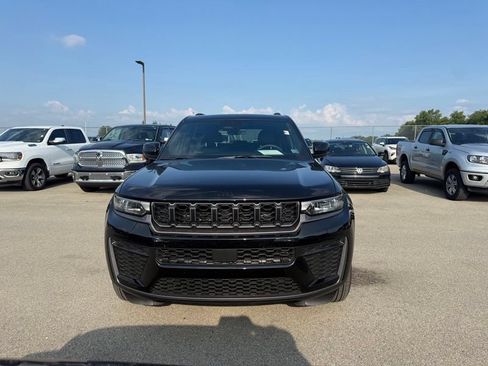 Used 2026 Jeep Grand Cherokee Altitude AWD/4WD image 2