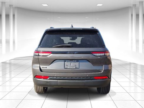 Used 2023 Jeep Grand Cherokee Altitude image 4