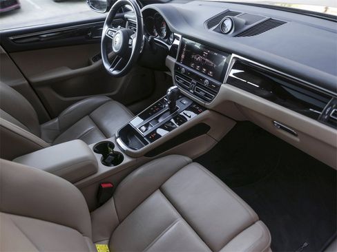 Certified 2022 Porsche Macan image 38