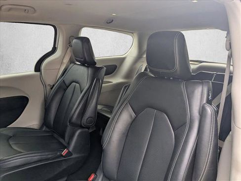 Used 2024 Chrysler Pacifica Select image 15