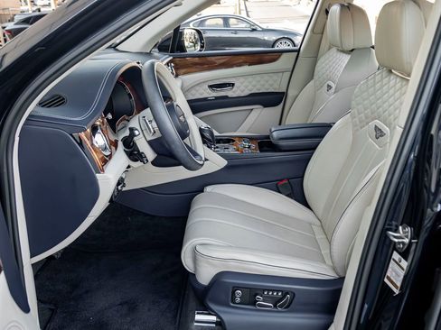 Used 2023 Bentley Bentayga AWD/4WD image 17