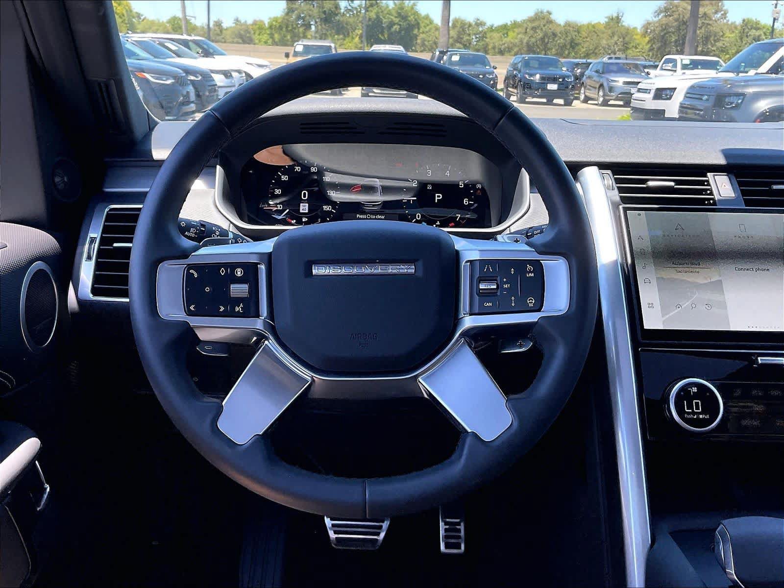 Used 2025 Land Rover Discovery Dynamic SE AWD/4WD image 8