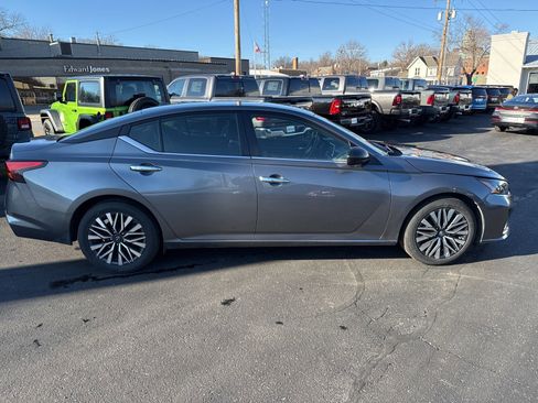 Used 2024 Nissan Altima 2.5 SV image 26