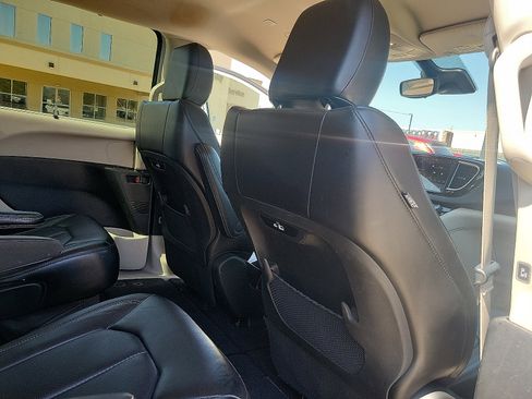 Used 2023 Chrysler Pacifica Touring-L FWD image 11