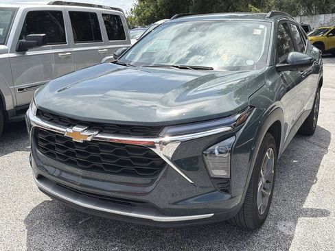 Used 2025 Chevrolet Trax LT FWD image 3