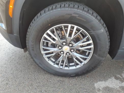 Used 2025 Chevrolet Traverse LT FWD image 9