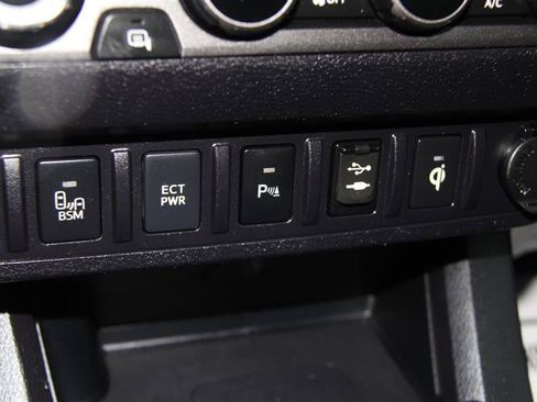 Used 2016 Toyota Tacoma TRD Off-Road w/ Premium & Technology Package AWD/4WD image 34