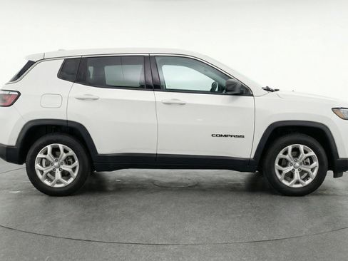 Used 2025 Jeep Compass Latitude AWD/4WD image 11