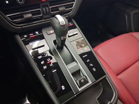 New 2026 Porsche Macan image 25