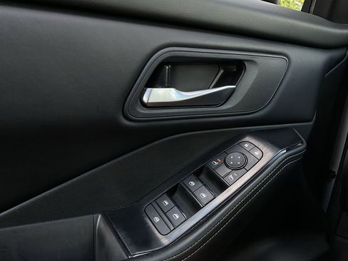 Used 2025 Nissan Rogue SV FWD image 21