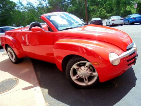 Used 2005 Chevrolet SSR w/ Preferred Equipment Group image 2