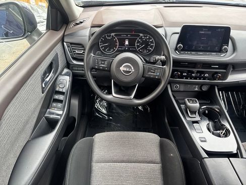 Used 2023 Nissan Rogue SV image 2