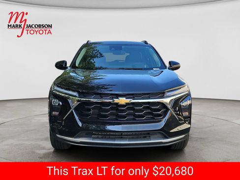 Used 2025 Chevrolet Trax LT FWD image 3