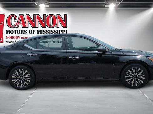 Used 2024 Nissan Altima 2.5 SV FWD image 4