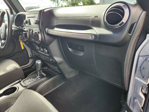 Used 2018 Jeep Wrangler Unlimited Sport S image 34