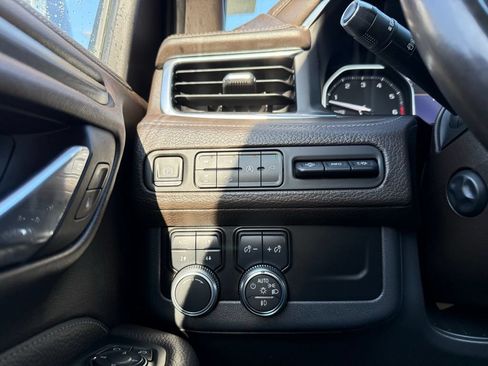 Used 2021 GMC Yukon XL Denali w/ Denali Premium Package AWD/4WD image 13
