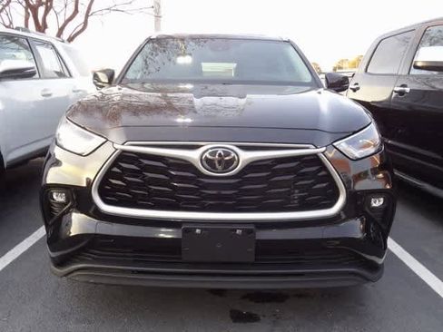 Used 2023 Toyota Highlander XLE image 2