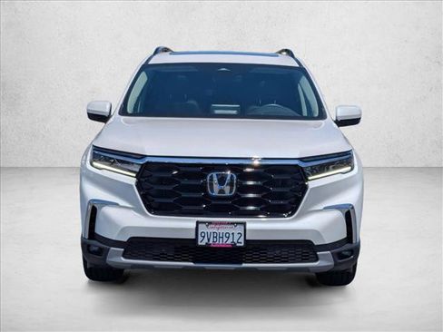 Used 2025 Honda Pilot Touring image 2