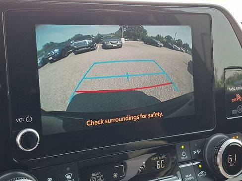 Used 2024 Toyota Highlander XLE AWD/4WD image 4