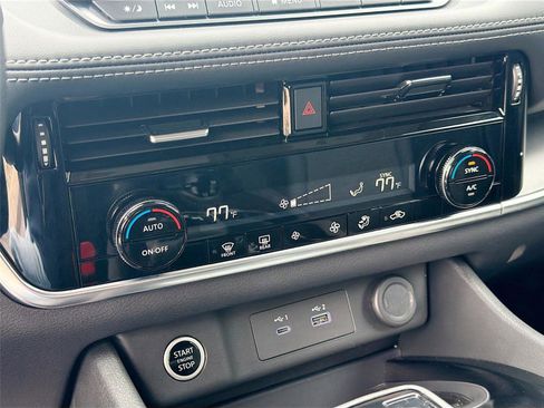 Used 2023 Nissan Rogue SV image 16