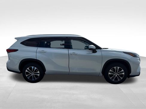 Used 2022 Toyota Highlander XLE FWD image 7