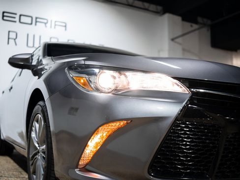 Used 2017 Toyota Camry SE image 15