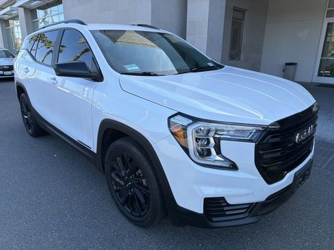 Used 2023 GMC Terrain SLE w/ Driver Convenience Package FWD image 9