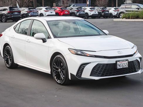 Used 2026 Toyota Camry SE image 5