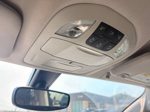 Used 2019 Chrysler Pacifica Touring-L FWD image 21