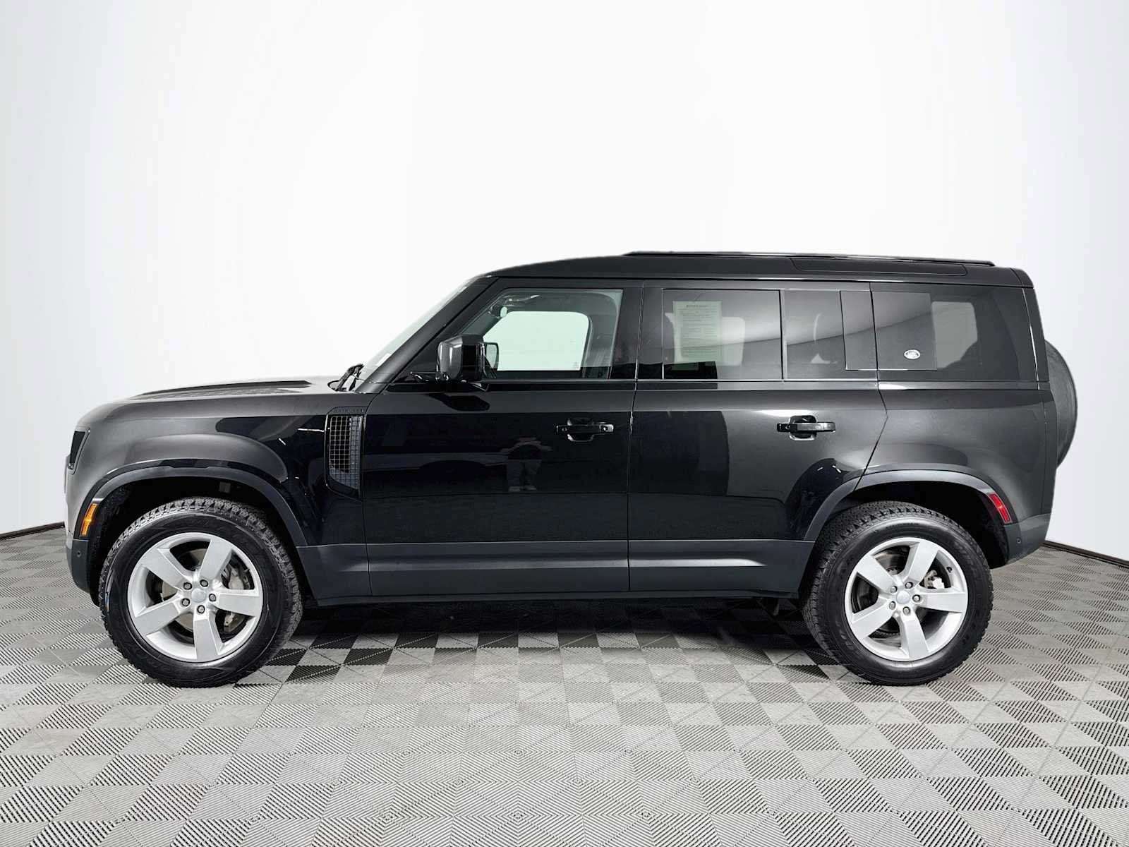 Certified 2024 Land Rover Defender 110 S AWD/4WD image 8